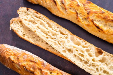 Taze pişmiş küçük Fransız ekmeği..