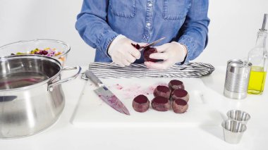 Adım adım. Sirkeli salata için beyaz bir kesme tahtasındaki sebzeleri dilimliyorum..