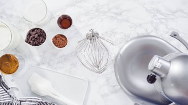 Düz yatıyordu. Adım adım. Ev yapımı çikolatalı dondurma yapmak için malzemeler..