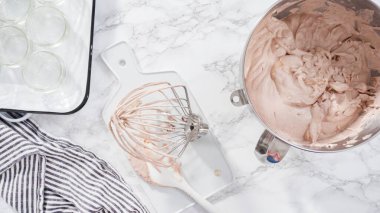 Düz yatıyordu. Adım adım. Ev yapımı çikolatalı dondurmayı cam kavanozlara koymak..