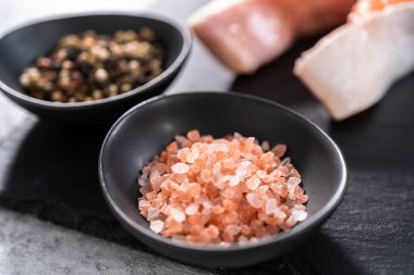 Tahtada çiftlik somonu bifteği.