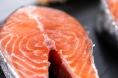 Tahtada çiftlik somonu bifteği.