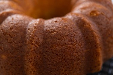 Mutfak rafında soğumuş limonlu kek..