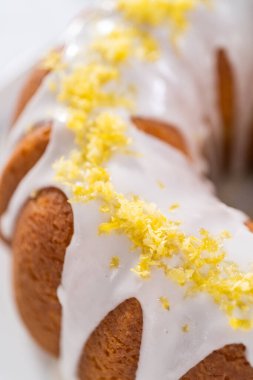 Pasta tezgahında limon aromalı limonlu kek..