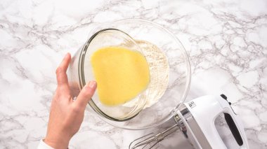 Düz yatıyordu. Adım adım. Mini krep gevreğinin malzemelerini karıştırıyorum..