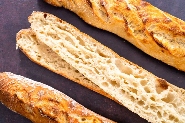 Taze pişmiş küçük Fransız ekmeği..