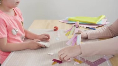 Adım adım. Kağıttan tek boynuzlu atlar yapmak ve boş tuvalet kağıdı ruloları yapmak..