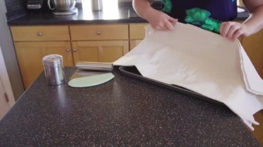 Konut mutfağında mayalı Fransız ekmeği pişiriyorum..