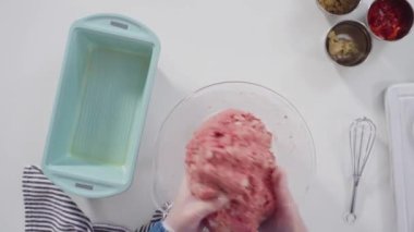 Düz yatıyordu. Adım adım. Bardak karıştırma kabında klasik sığır etli rulo köfte tarifi karışımı..