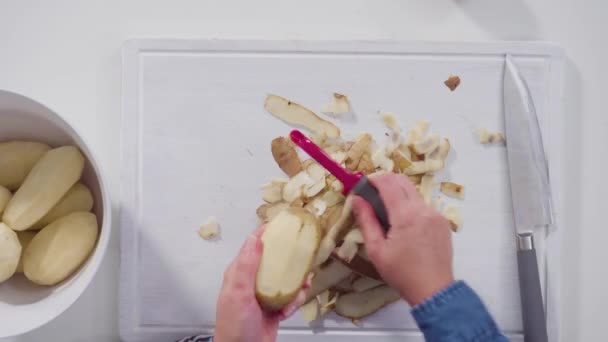 Adım Adım Sirkeli Salata Için Beyaz Kesim Tahtasıyla Patates Doğramak — Stok video