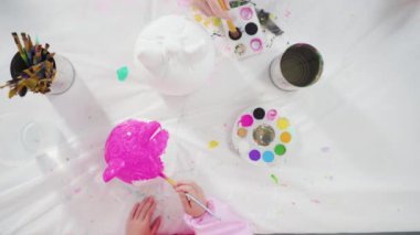 Düz yatıyordu. Cadılar Bayramı için akrilik boyalı balkabağı boyama.