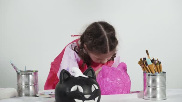 Menina Pintando Abóbora Artesanal Com Tinta Acrílica Para Halloween — Vídeo de Stock