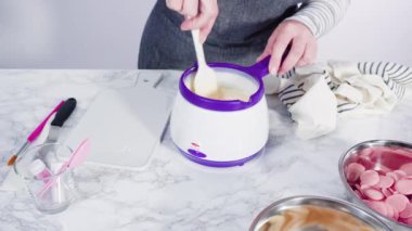 Kırmızı, beyaz ve mavi fırıldak şekerli kurabiyeler pişirmek için kurabiye hamuruna gıda boyası yapmak..