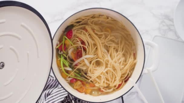 Cocinar Olla Pasta Receta Horno Holandés Esmaltado Hierro Fundido — Vídeos de Stock