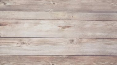 Düz yatıyordu. Aperatif olarak sunulan tahtanın üzerinde gurme peyniri, kraker ve meyve var..