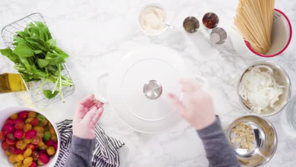 Kochen Auf Topf Pasta Rezept Einem Emaillierten Gusseisernen Holländischen Ofen — Stockvideo