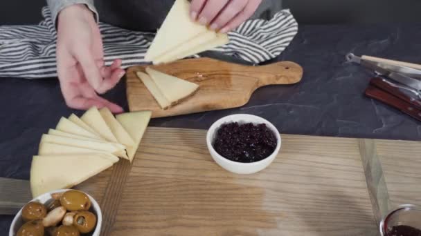 Zaman Aşımı Büyük Bir Peynir Tahtası Için Tahtanın Üzerinde Gurme — Stok video