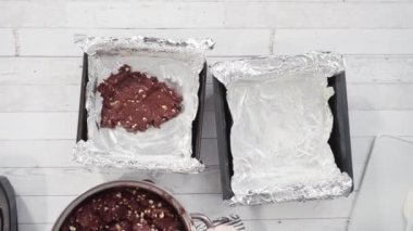 Basit çikolatalı şekerlemeler yapmak için yemek kabındaki malzemeleri karıştırıyorum..