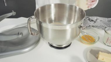 Tarçınlı rulo pişirmek için mutfak malzemelerini karıştırıyorum..