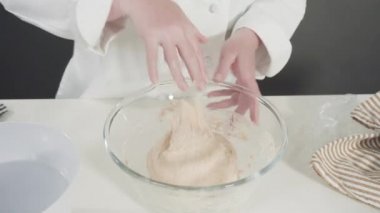 Tarçınlı rulo pişirmek için elle hamur örüyorum..