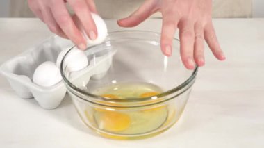 Adım adım. Çikolatalı kekle çikolatalı keki karıştırmak için bardaktaki malzemeleri karıştırıyorum..