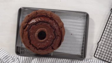 Adım adım. Düz yatıyordu. Soğutucuda taze pişmiş çikolatalı kek..