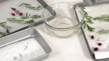 Adım adım. Çikolatalı keki çikolatalı şekerle süslemek için taze yaban mersini ve biberiyeyle kaplı..