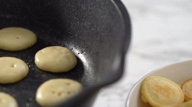 Adım adım. Yapışmayan tavada mini krep gevreği kızartıyorum..