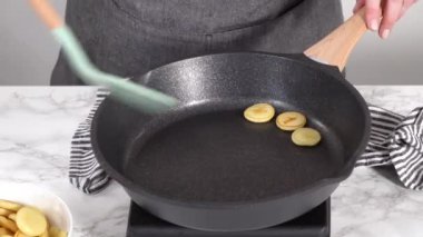 Zaman aşımı. Adım adım. Yapışmayan tavada mini krep gevreği kızartıyorum..