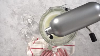 Düz yatıyordu. Tek boynuzlu at temalı patatesler hazırlamak için mutfak mikserindeki malzemeleri karıştırıyorum..