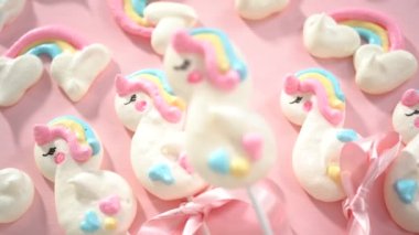 Adım adım. Kameraya yakın duran tek boynuzlu at kurabiyeleri fırlatıyor..