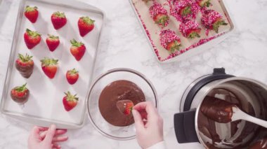 Erimiş çikolatalı organik çilekler. 