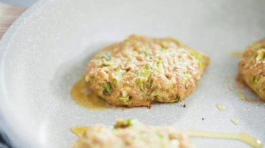 Adım adım. Küçük bir tavada zeytinyağında kabak keki kızartıyorum..