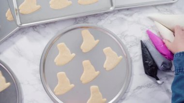 Buzlu buz pateni şekilli şeker kurabiyeleri ve kraliyet kreması..