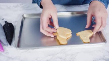 Buzlu buz pateni şekilli şeker kurabiyeleri ve kraliyet kreması..