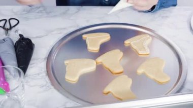 Buzlu buz pateni şekilli şeker kurabiyeleri ve kraliyet kreması..