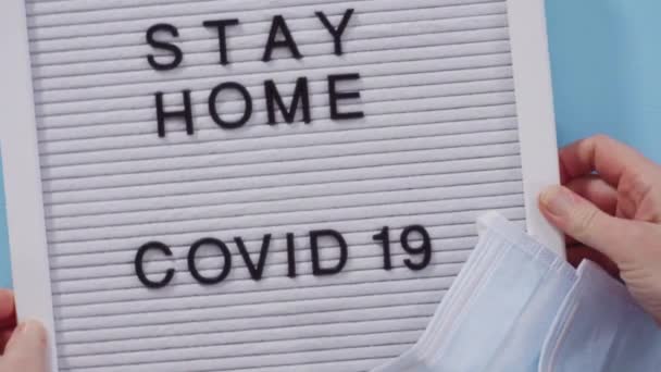 Stay Home Och Covid Tecken Anslagstavlan Med Hemmagjord Ansiktsmask — Stockvideo