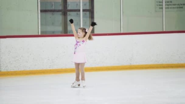 小女孩在室内溜冰场练习花样滑冰 — 图库视频影像