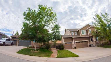 Denver, Colorado, ABD-19 Temmuz 2020 - Bir yaz sabahı tipik banliyö manzarası.