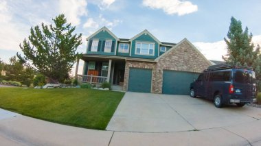 Denver, Colorado, ABD-19 Temmuz 2020 - Bir yaz sabahı tipik banliyö manzarası.