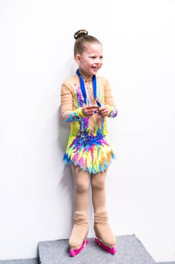 Parlak elbisesiyle artistik patinajcı..