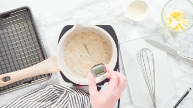 Düz yatıyordu. Adım adım. Pişirme kabında ev yapımı karamel hazırlanıyor.