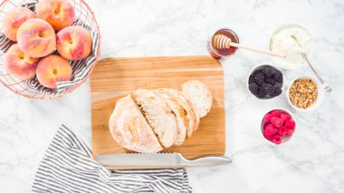 Düz yatıyordu. Adım adım. Bir somun ciabatta ekmeğini tahta kesme tahtasında ekmek bıçağıyla dilimlemek..