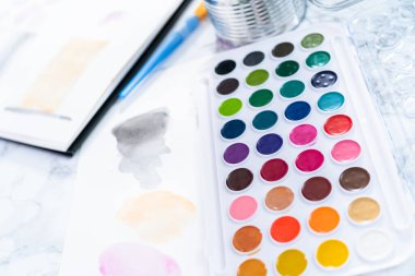 Baker küçük bir kızın doğum günü partisi için doğum günü pastası tasarlıyor..