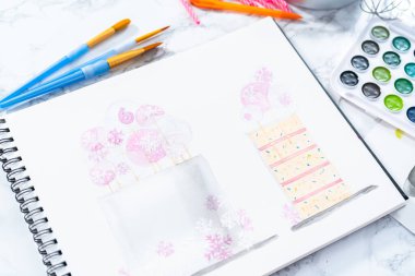 Baker küçük bir kızın doğum günü partisi için doğum günü pastası tasarlıyor..