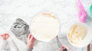 Düz yatıyordu. Adım adım. Beyaz İtalyan kremalı, yuvarlak funfetti keki..