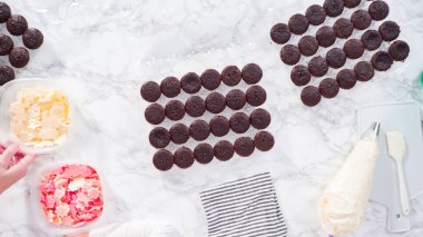 Düz yatıyordu. Adım adım. Mini çikolatalı keklerin üstüne İtalyan tereyağı kreması dökerek..