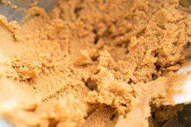 Fıstık ezmeli kurabiye pişirmek için mutfak mikserinin malzemelerini karıştırıyorum..