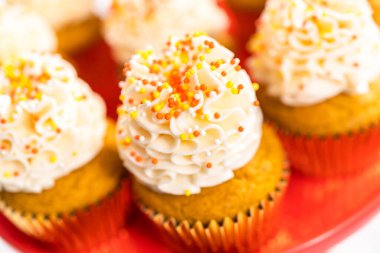 İtalyan tereyağlı ve pasta standına serpiştirilmiş balkabaklı kek..