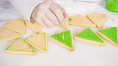 - Adım adım. Buzlu Noel ağacı şekilli şeker kurabiyeleri ve yeşil kraliyet kreması..